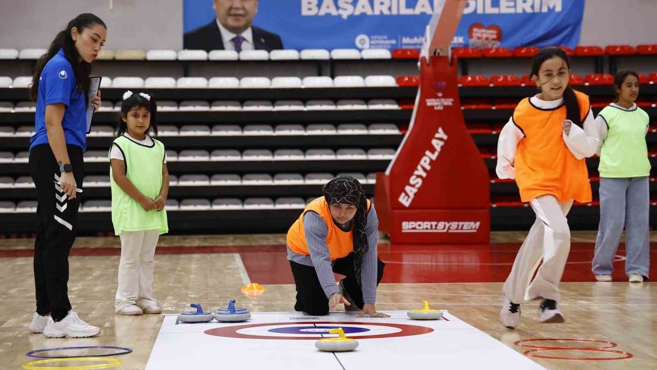 Antalya'da Kız Çocukları Floor Curling ile Tanışıyor