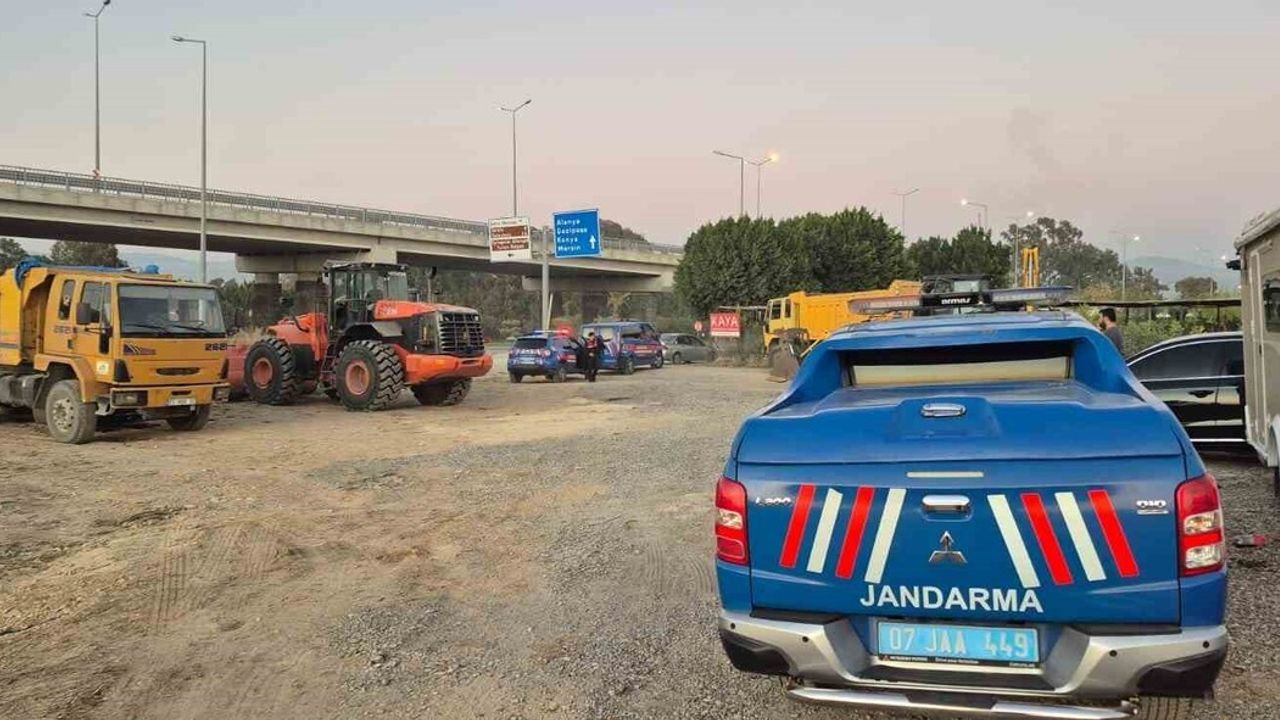 Antalya'da Kum Hırsızlarına Gece Baskını: Tutuklama ve Araçlara El Koyma