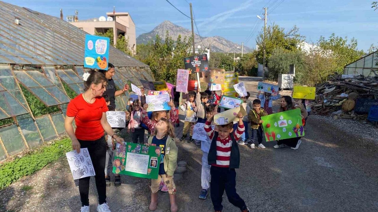 Antalya'da Miniklerin Çocuk Hakları Yürüyüşü