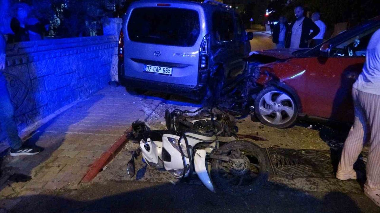 Antalya'da Motosiklet Kazası: Yaralı Sürücünün Feryatları Mahalleyi Ağlattı