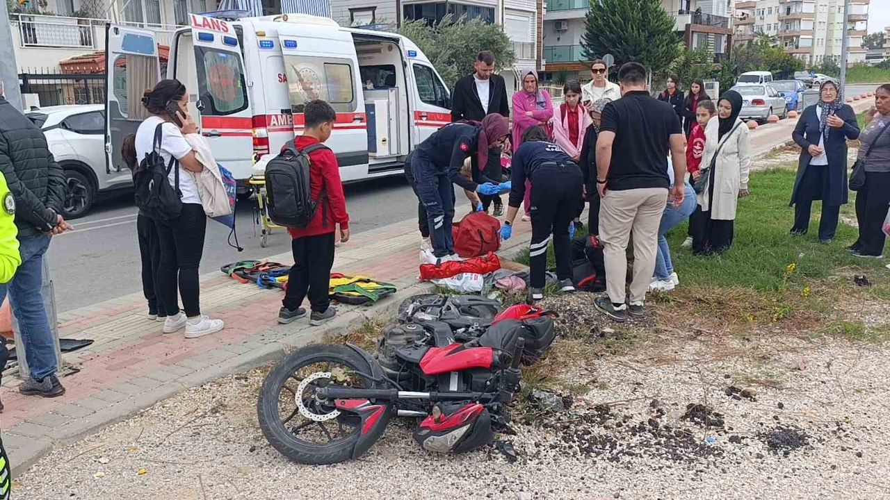Antalya'da Otomobil ve Motosiklet Çarpışması: İki Yaralı