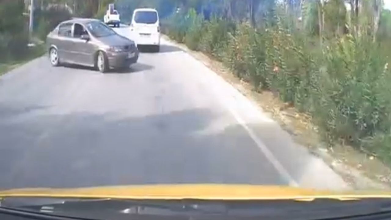Antalya'da Otomobilin Taksiye Çarpması: İki Yaralı