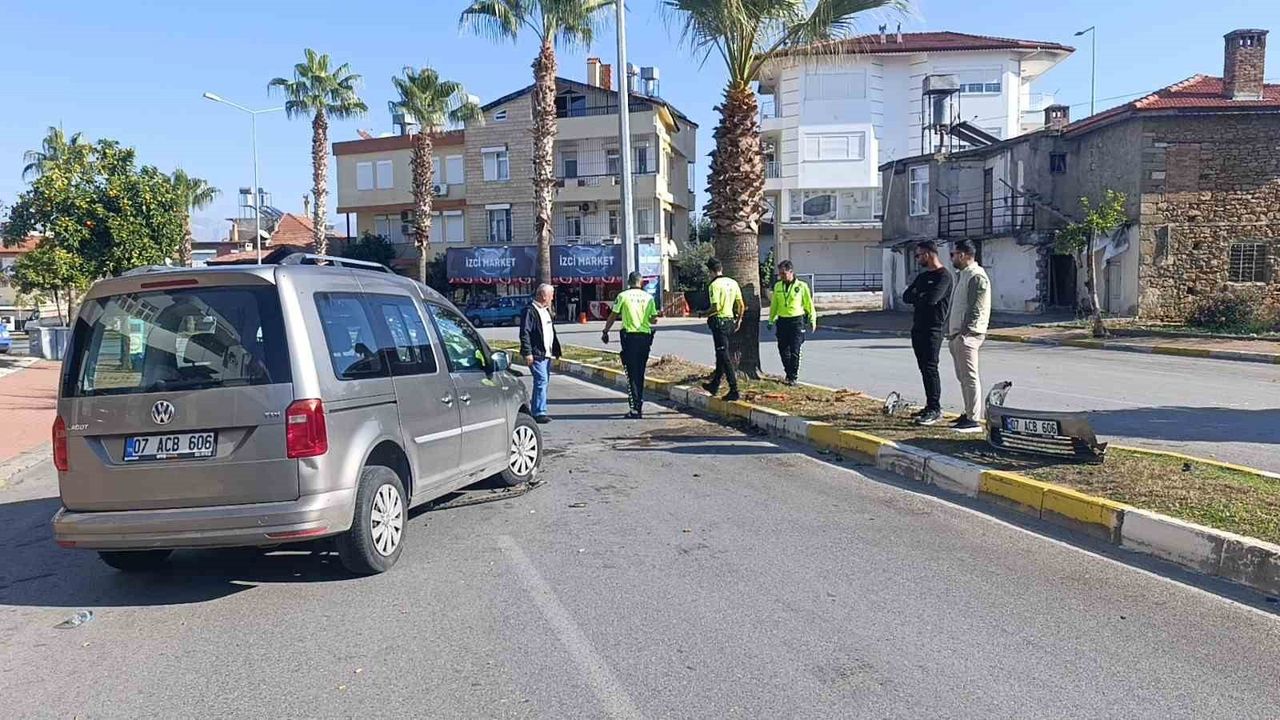 Antalya'da Palmiye Ağacına Çarpan Araçta Sürücü Yaralandı