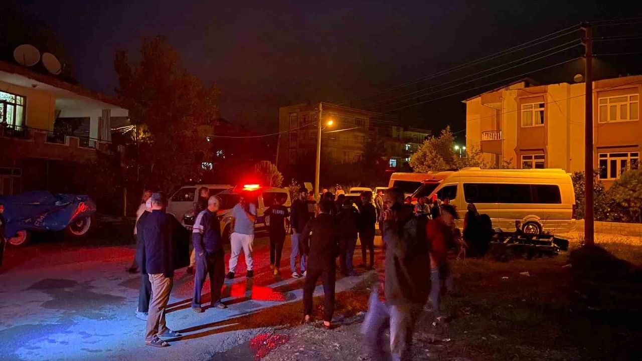 Antalya'da Park Halindeki Minibüs Yangını