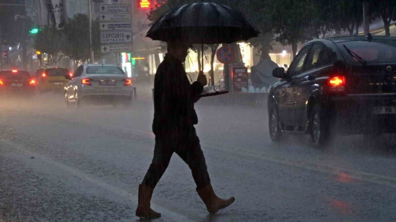Antalya'da Sağanak Yağışlar Hayatı Olumsuz Etkiliyor