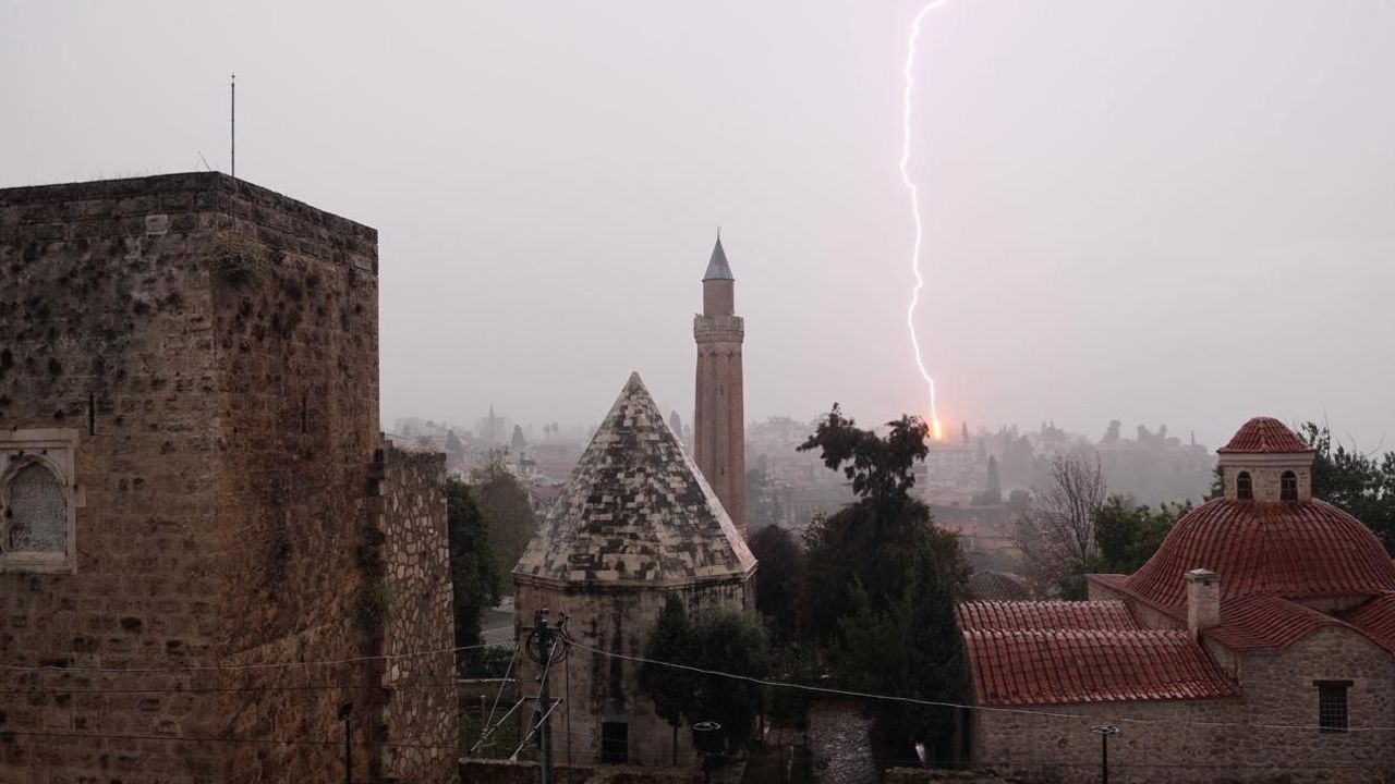 Antalya’da Şiddetli Yağış ve Yıldırım Olayları Gerçekleşti