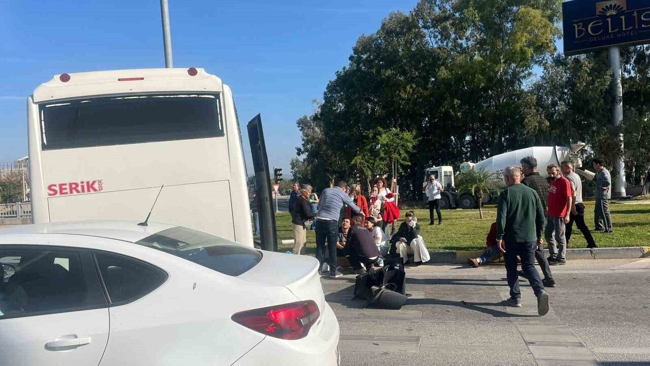 Antalya'da Trafik Kazası: 4 Yaralı