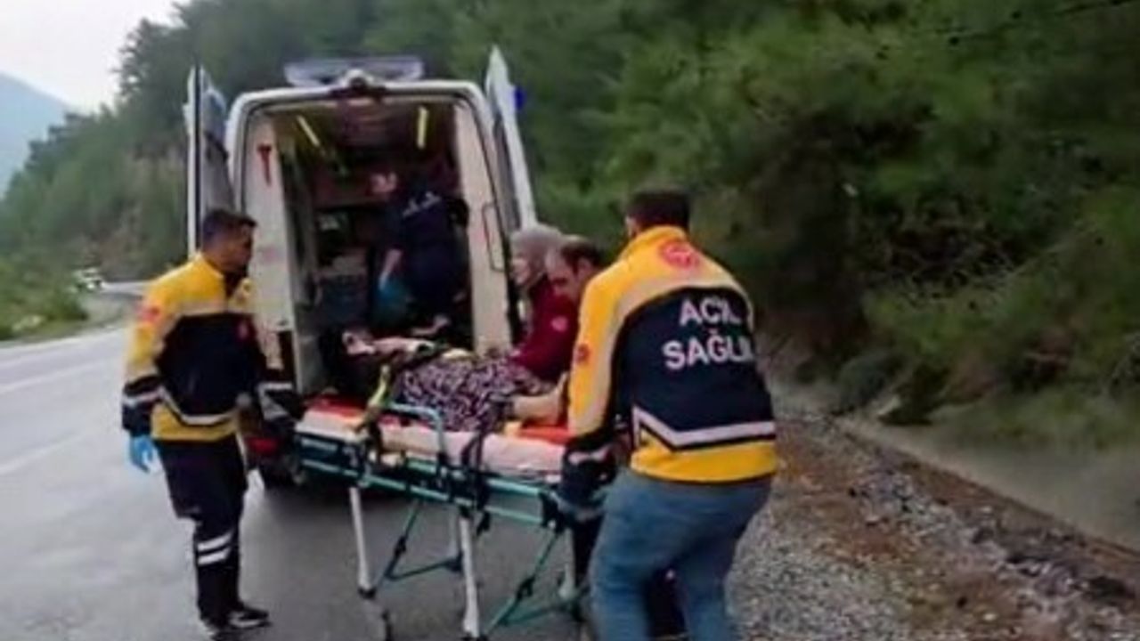 Antalya'da Yağış Sonucu Takla Atan Otomobilde 2 Yaralı