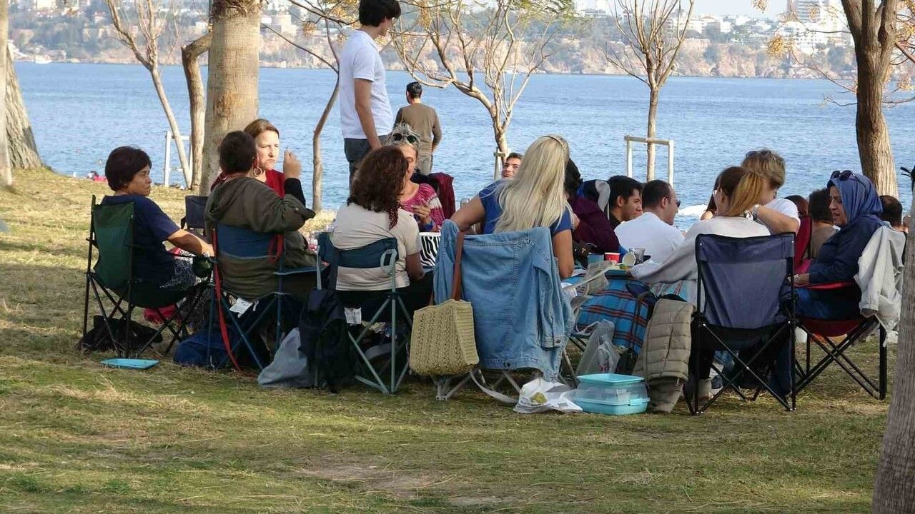 Antalya'da Yaz Keyfi: Türkiye Kışa Savrulurken