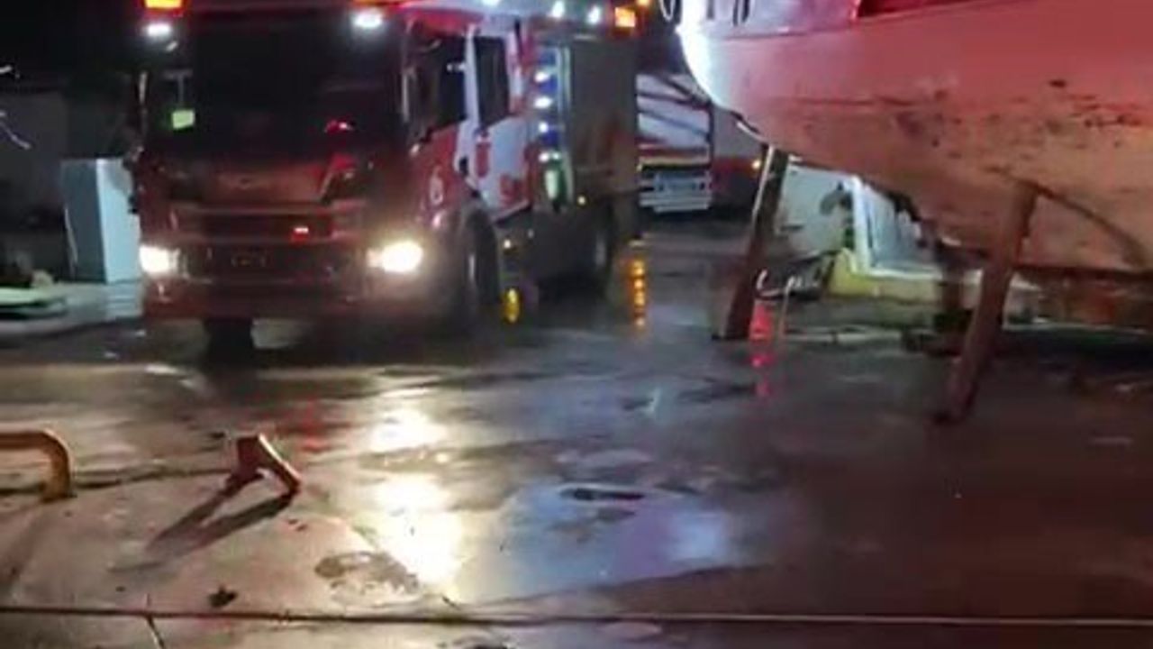 Antalya'da Yıldırım Düşmesi Sonucu 3 Tekne Yanarak Küle Döndü