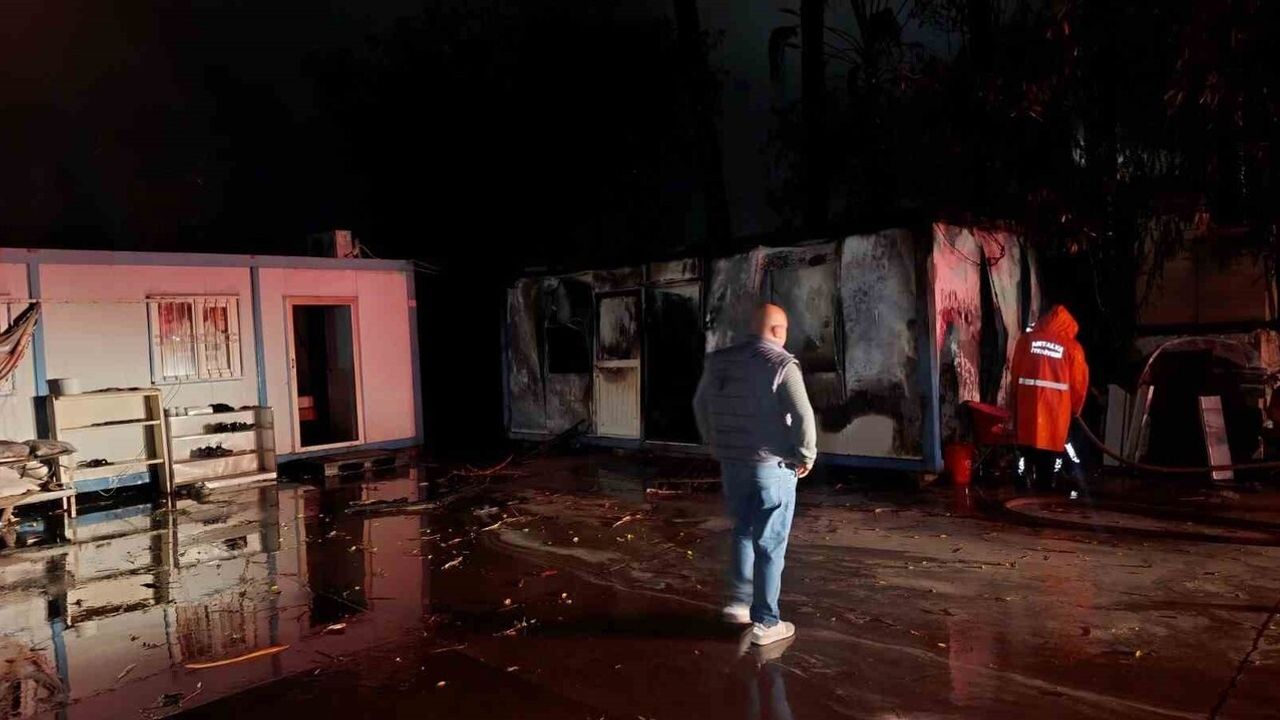 Antalya'da Yıldırım Yangına Neden Oldu