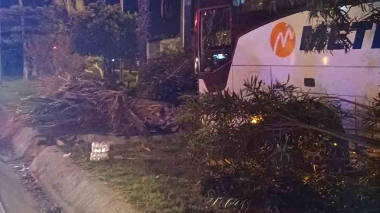 Antalya'da Yolcu Otobüsü Refüje Çarptı, 3 Yaralı