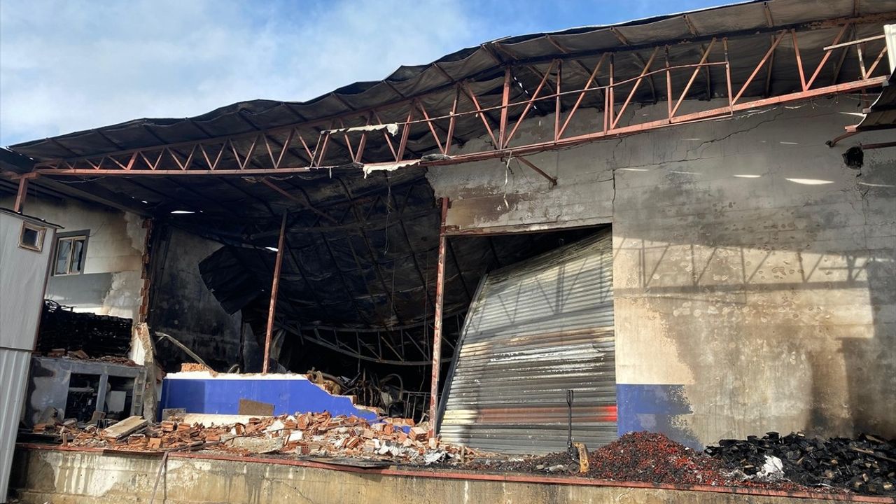 Antalya'daki Sebze Paketleme Tesisinde Yangın: 1600 Metrekare Hasar