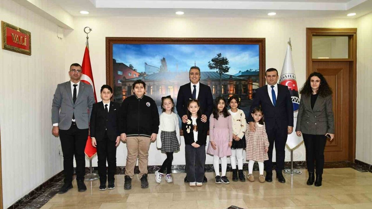Ardahan Valisi Çiçek, Dünya Çocuk Hakları Günü'nde Çocukları Ağırladı