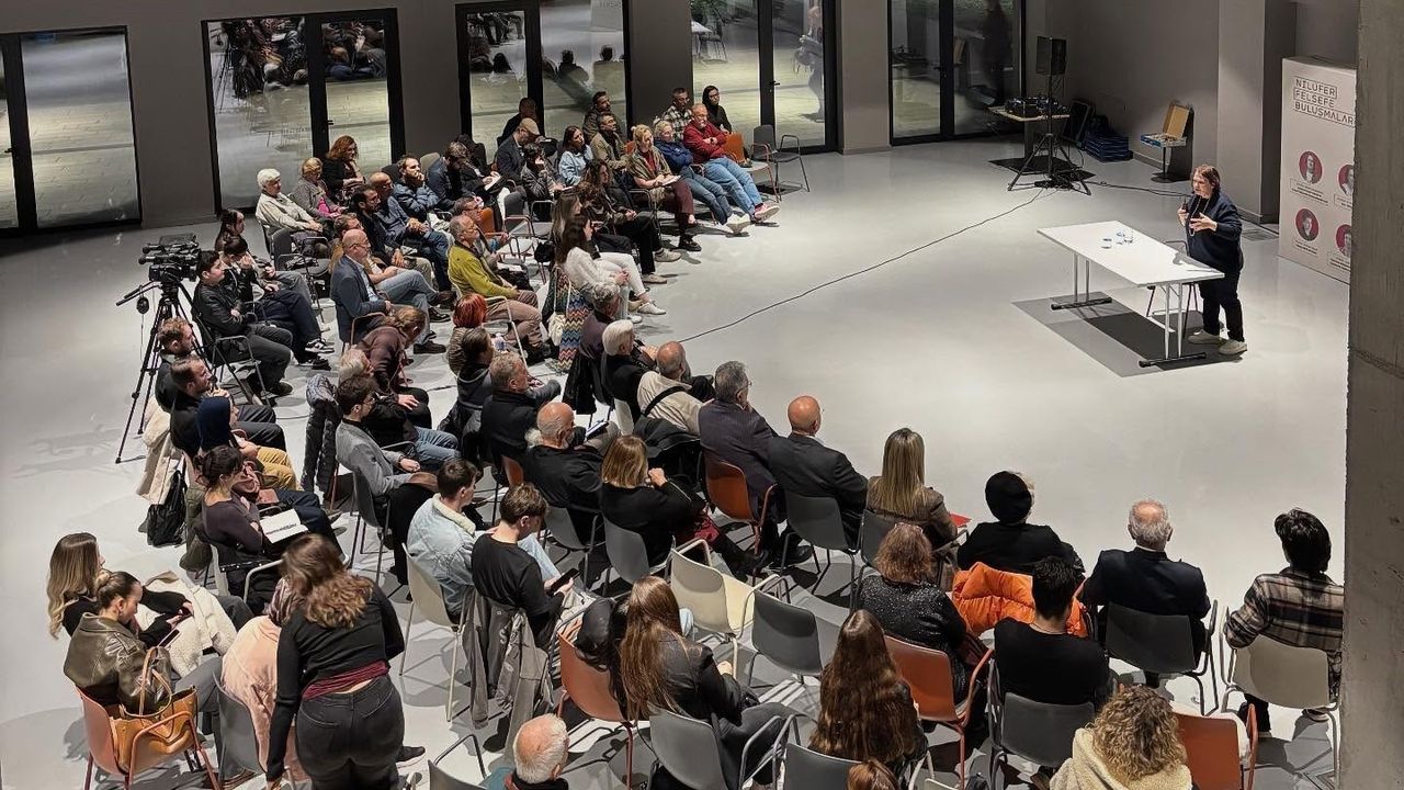 Aristoteles'in Felsefesi Nilüfer Pancar Deposu'nda Mercek Altında