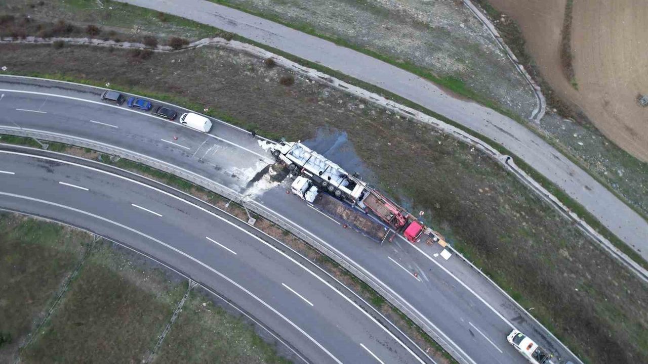 Arnavutköy'de Devrilen Tır Kazası: 1 Ağır Yaralı