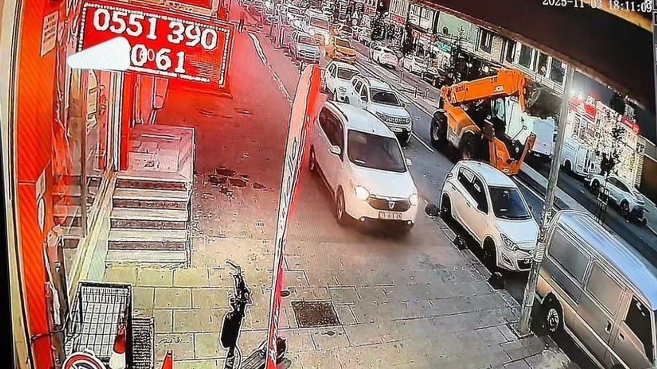 Arnavutköy'de Kaldırıma Çıkan Araç, Panik Yarattı
