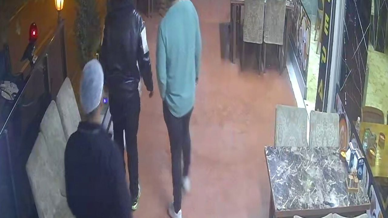 Arnavutköy'de Park Halindeki Araca Çarpıp Kaçan Sürücü Yakalanmaya Çalışılıyor