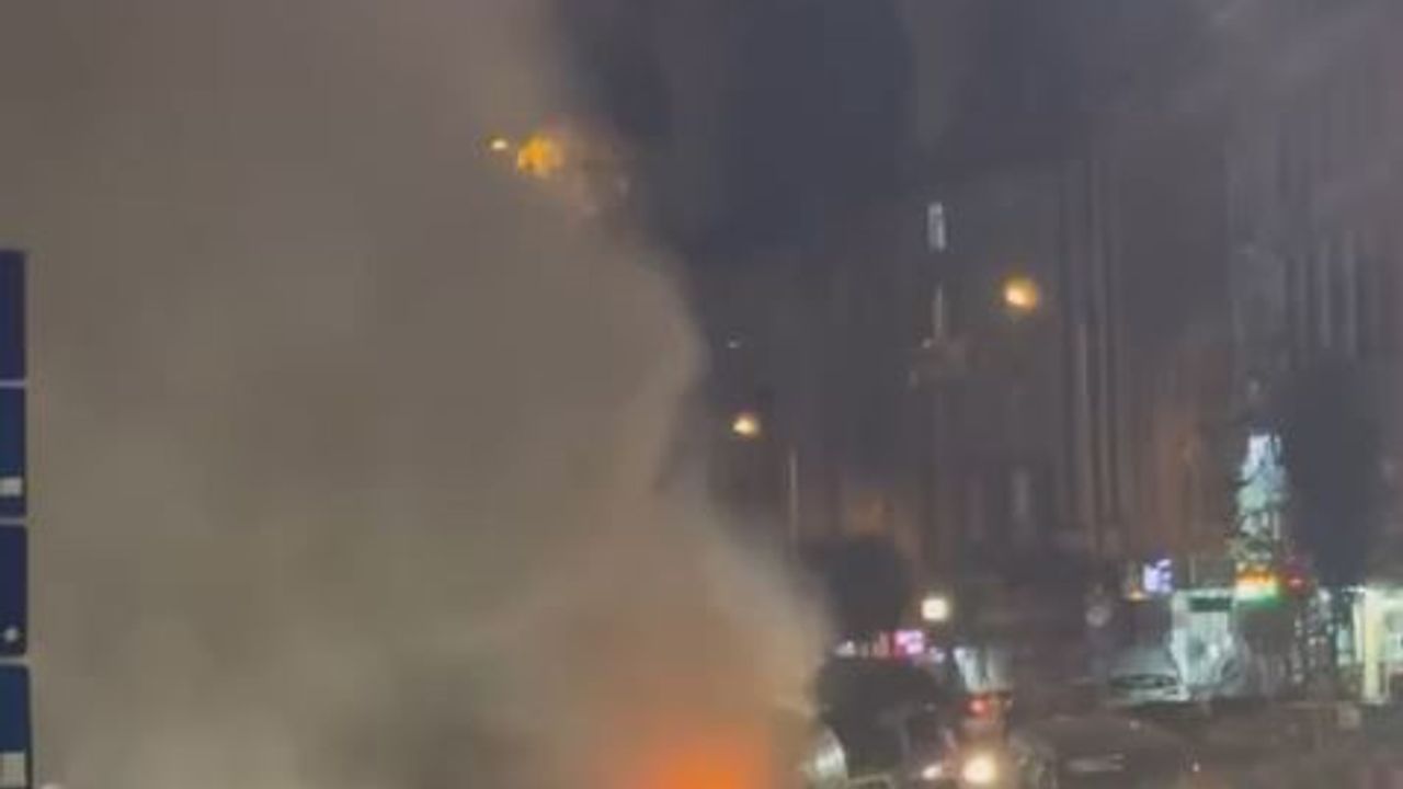 Arnavutköy'de Seyir Halindeki Servis Aracı Yangın Çıkardı