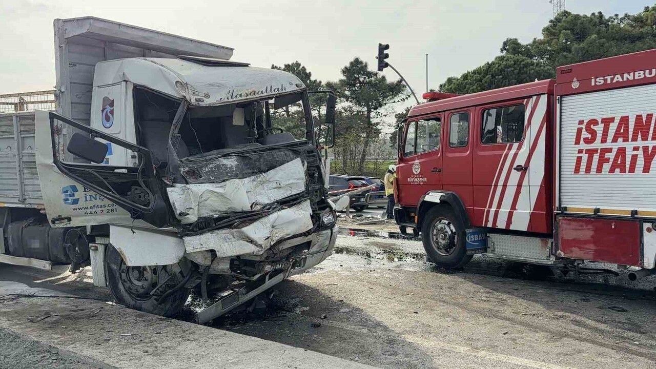 Arnavutköy'deki Kamyon Kazasında Sürücü Sıkıştı