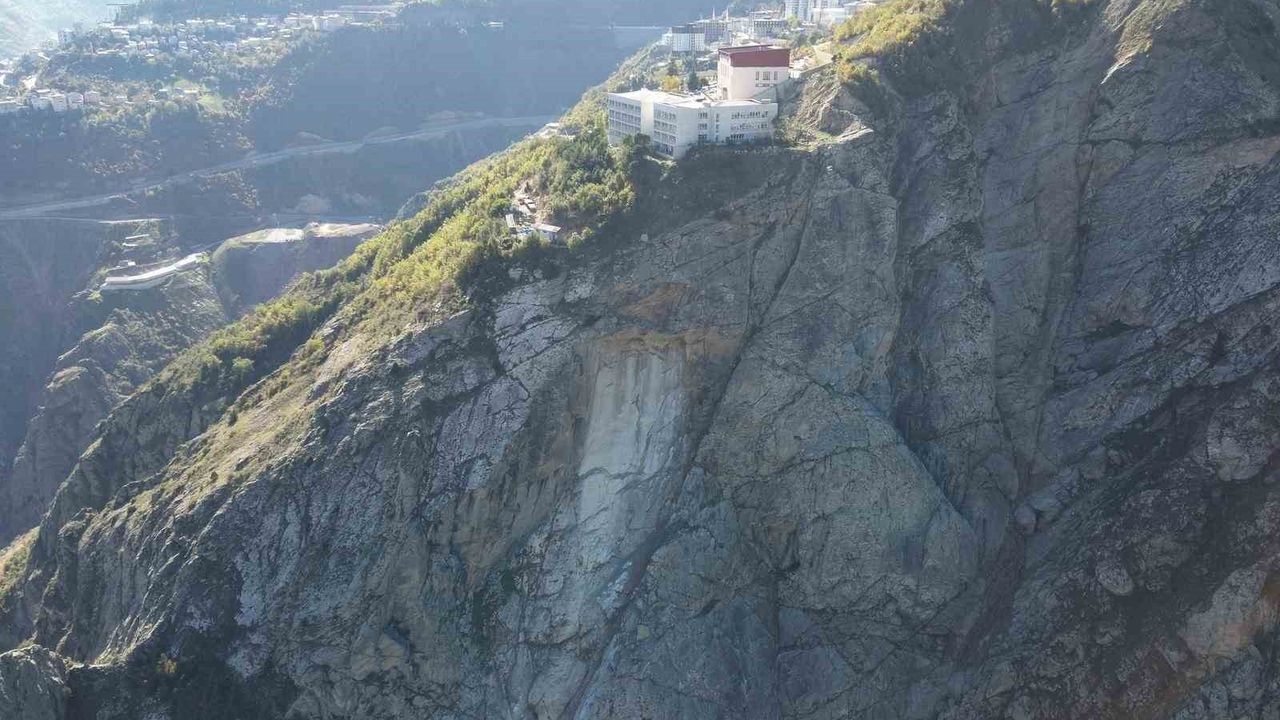 Artvin'de Kaya Düşmesi: İki Lise Tahliye Edildi