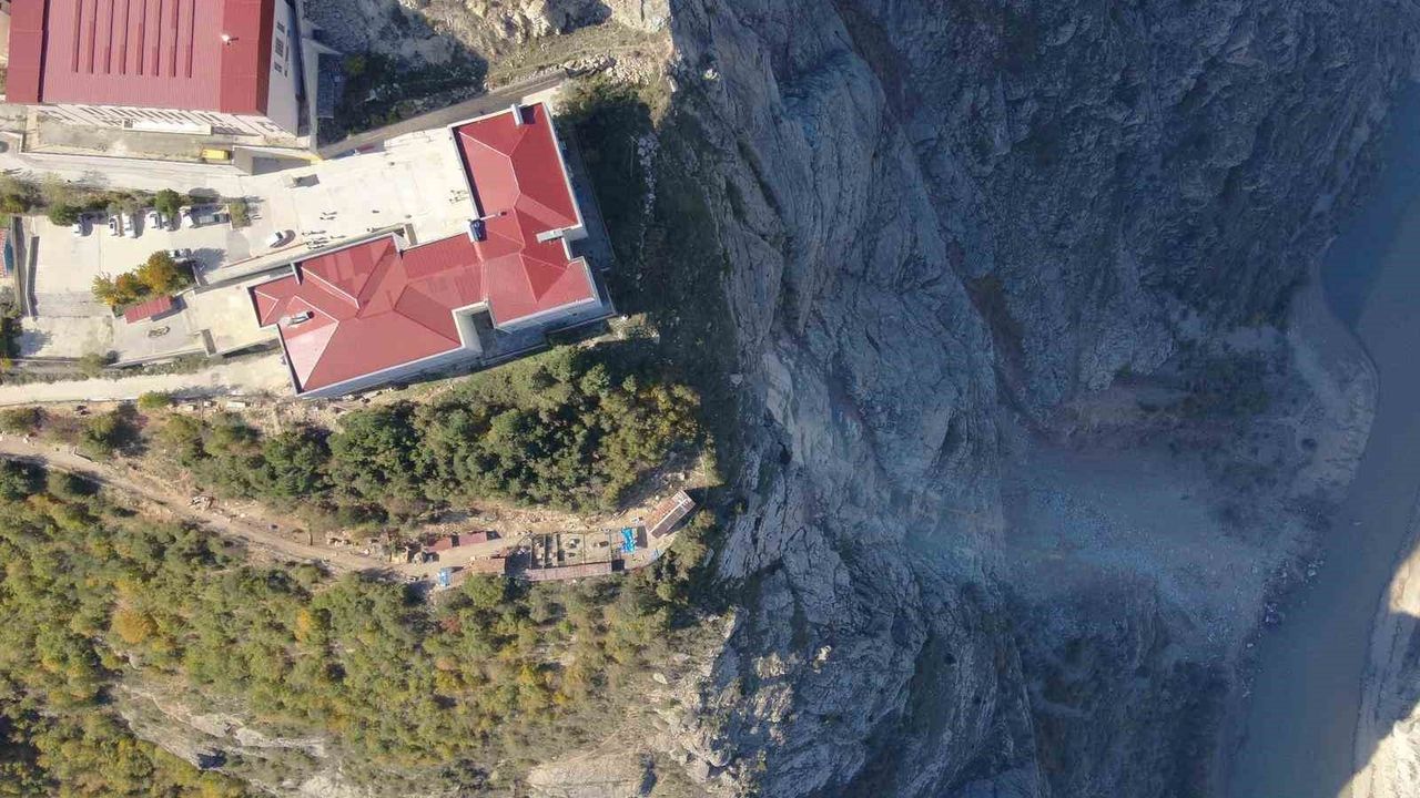 Artvin'deki Ayhan Şahenk Anadolu Lisesi'nde Eğitim Yeniden Başladı