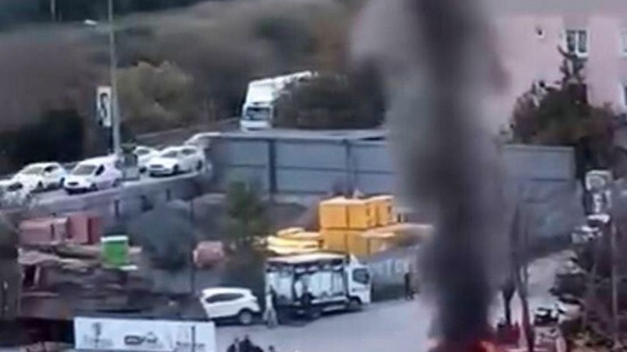 Ataşehir'de Hafif Ticari Araç Alev Alev Yandı