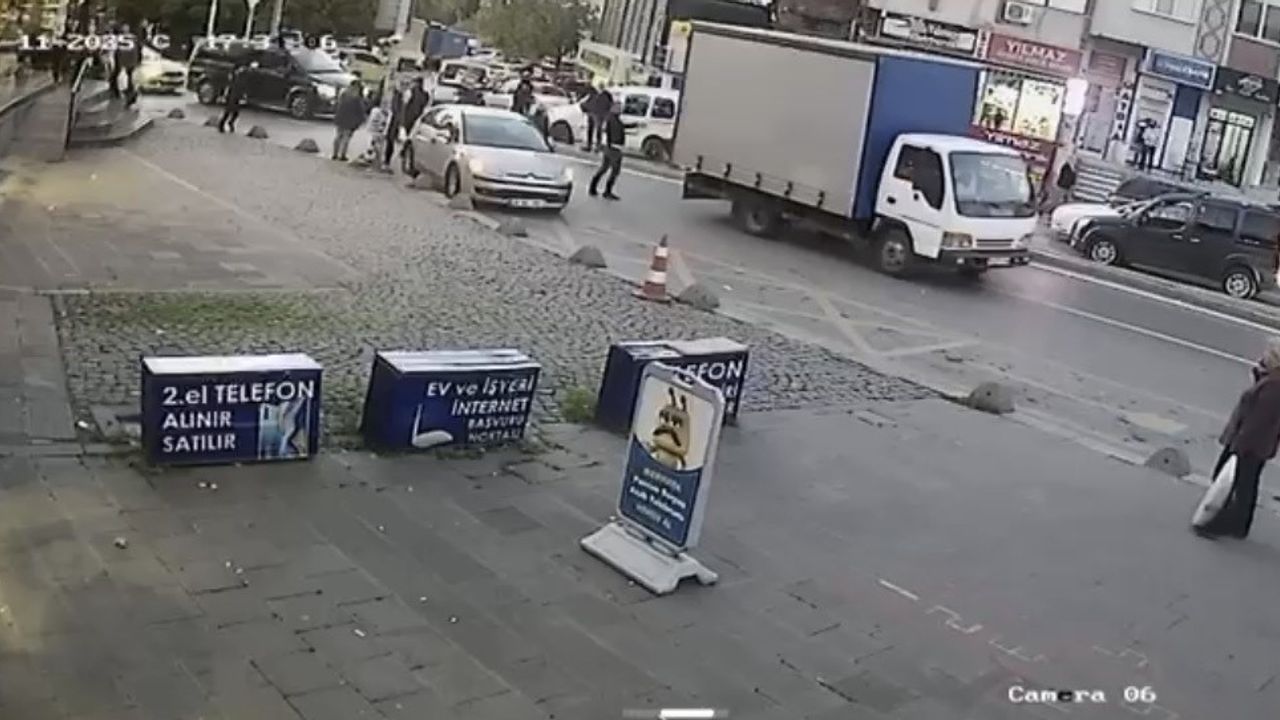 Ataşehir'de Kamyonet Durakta Kaza Yaptı
