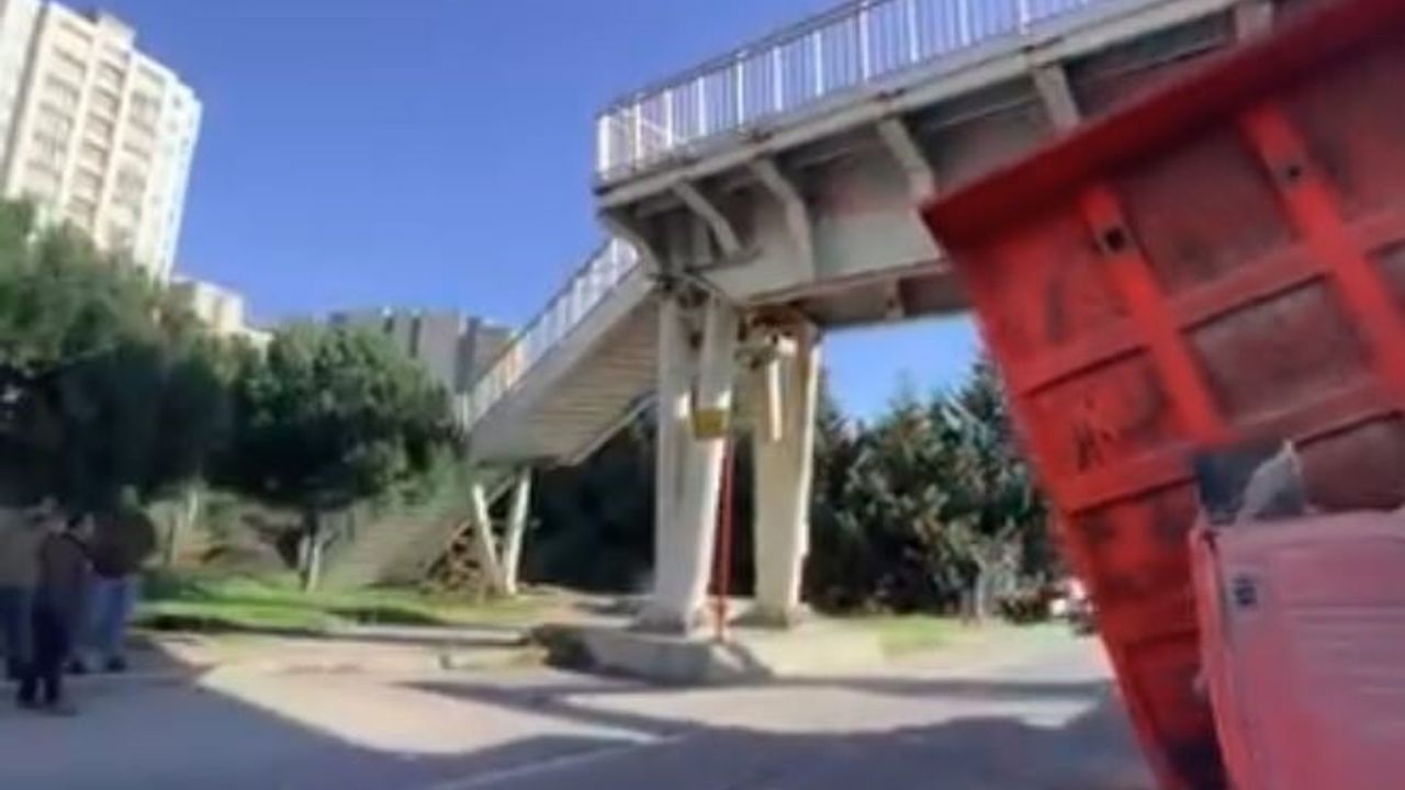 Avcılar'da Tır Üstgeçide Çarptı: Yaralılar ve Maddi Hasar Var