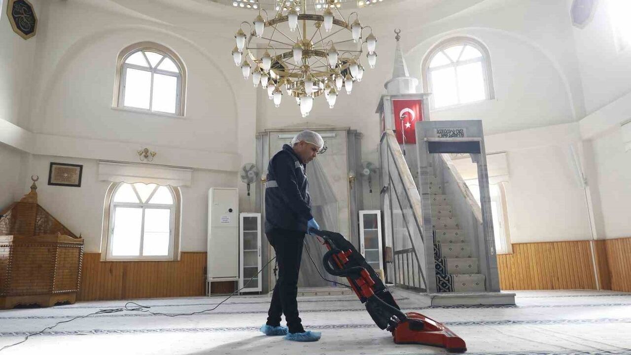 Aydın'da Camilerde Temizlik Çalışmaları Devam Ediyor
