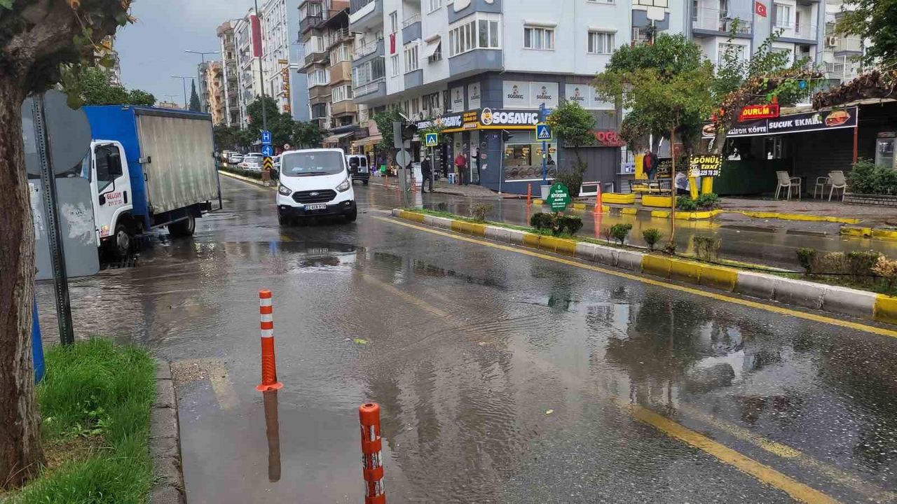 Aydın'da Kısa Süreli Sağanak Yağış Yolları Göle Döndürdü