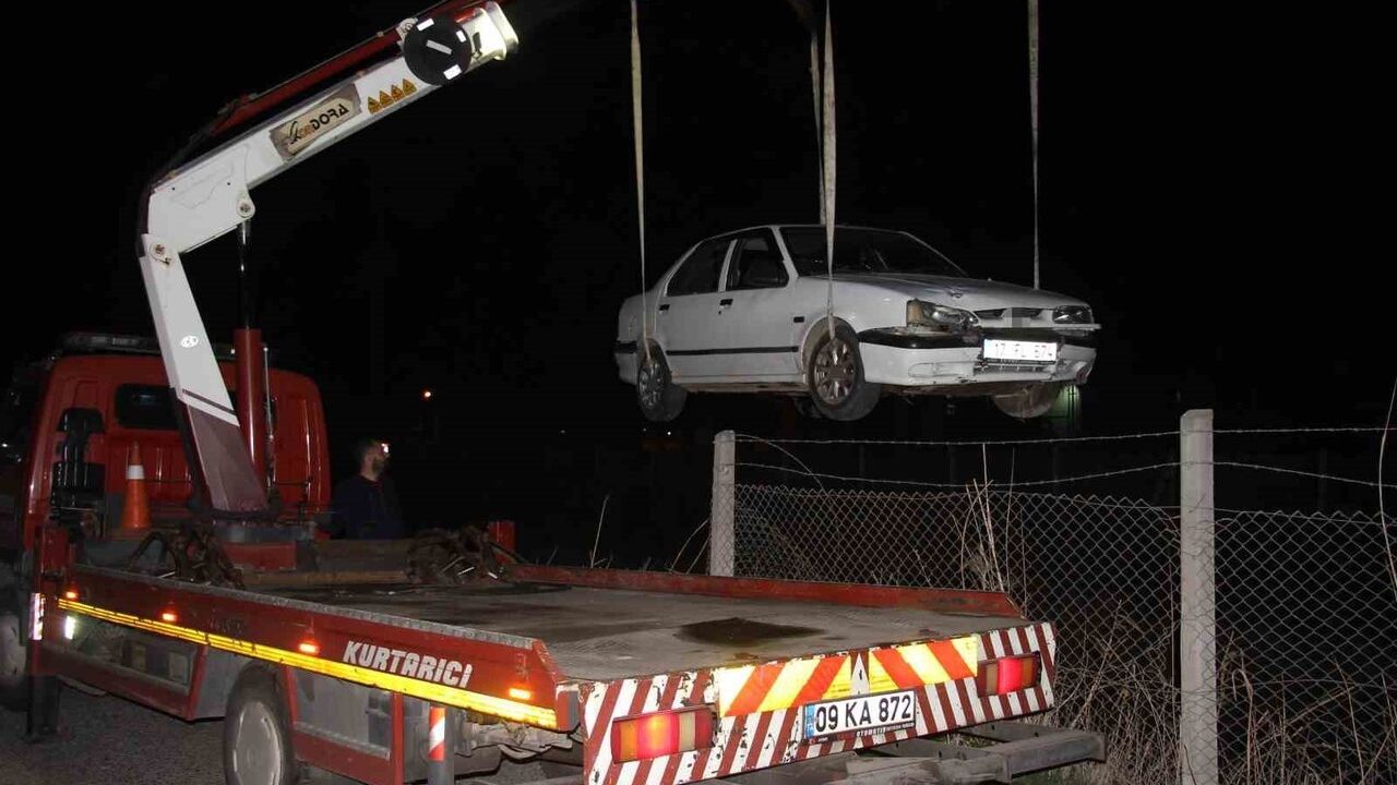 Aydın'da Sulama Kanalına Uçan Otomobilde İki Yaralı