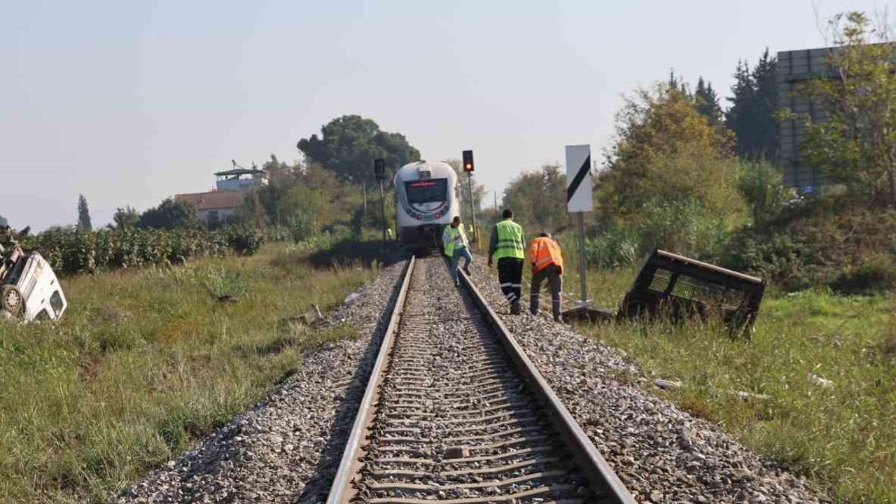 Aydın'da Yolcu Treni Kamyoneti Parçalayarak Savurdu