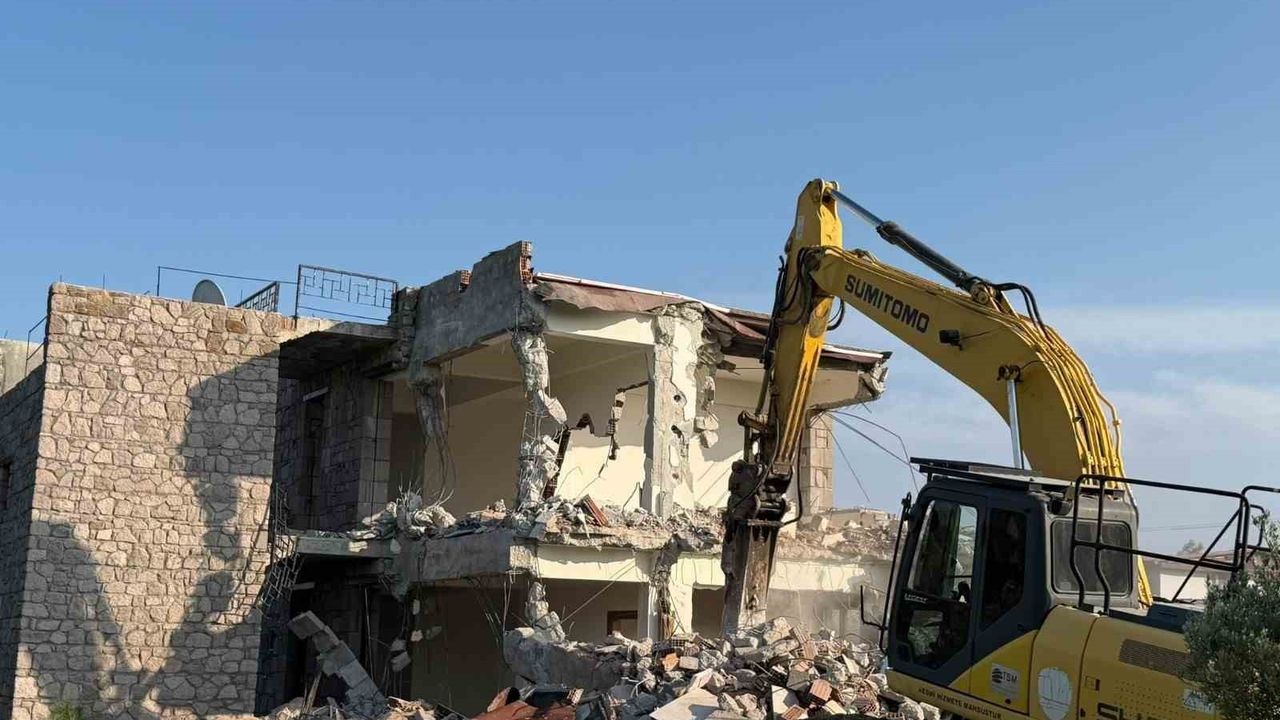 Ayvacık'ta Ekim Ayında 121 Kaçak Yapı Yıkıldı