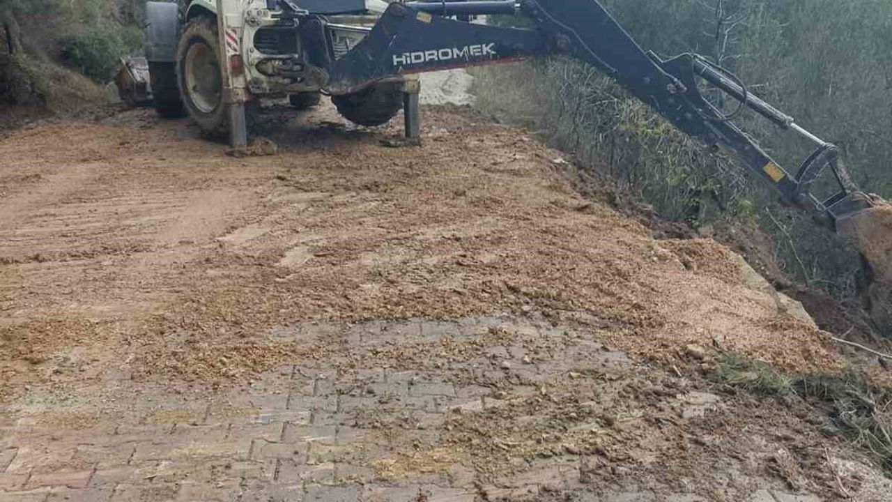 Ayvacık'ta Kaya Düşmesi Sonrasında Toprak Kayması