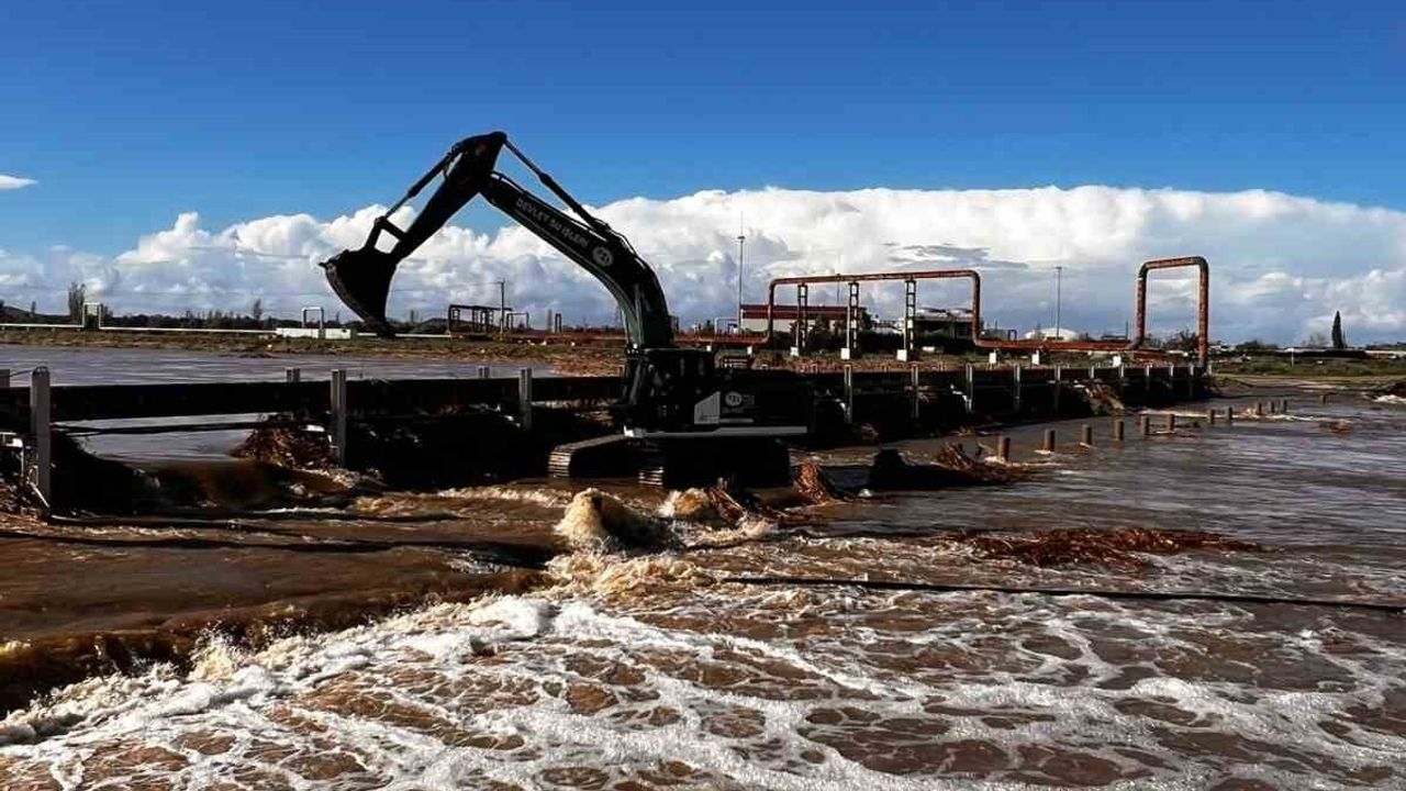 Ayvacık'ta Tuzla Çayı'nda Taşkın Çalışmaları Sürüyor