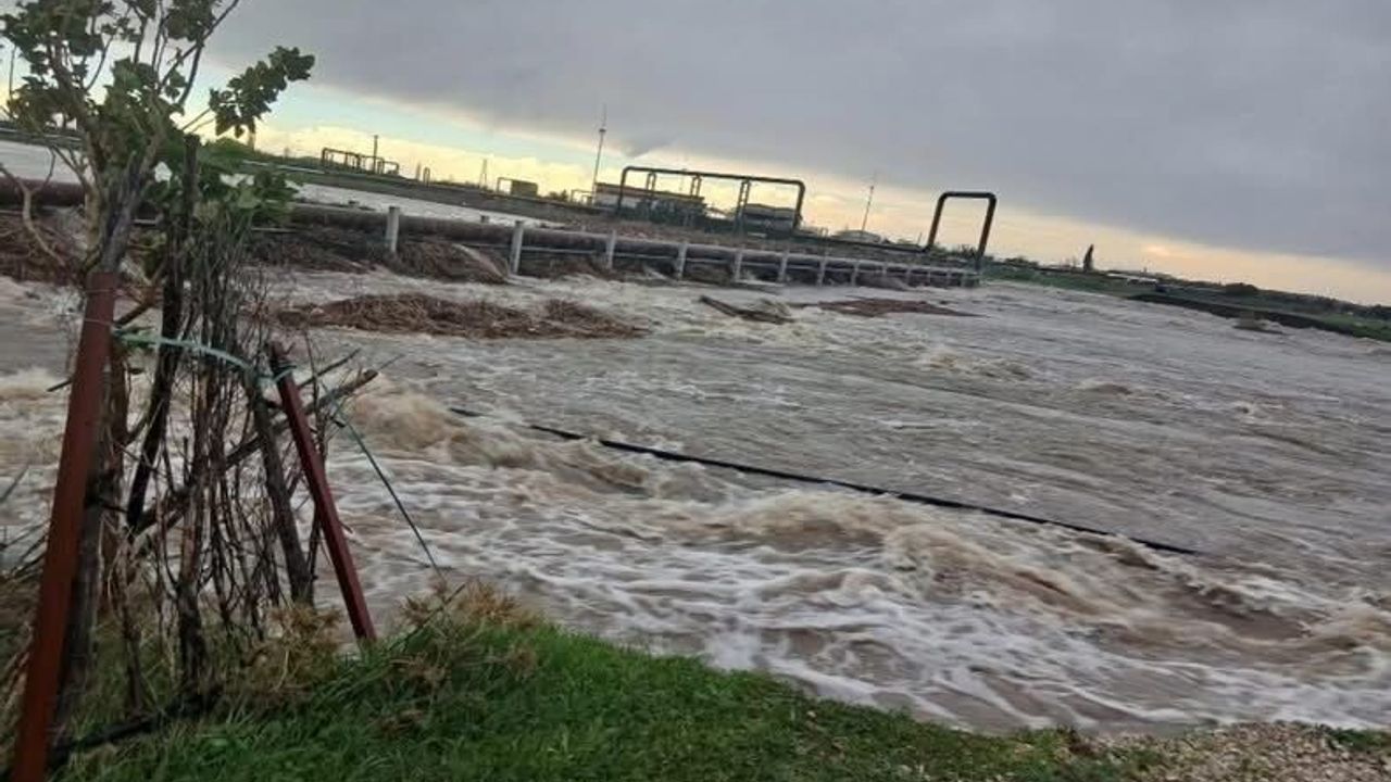 Ayvacık'ta Tuzla Çayı Taştı: Tarım Arazileri Sular Altında Kaldı