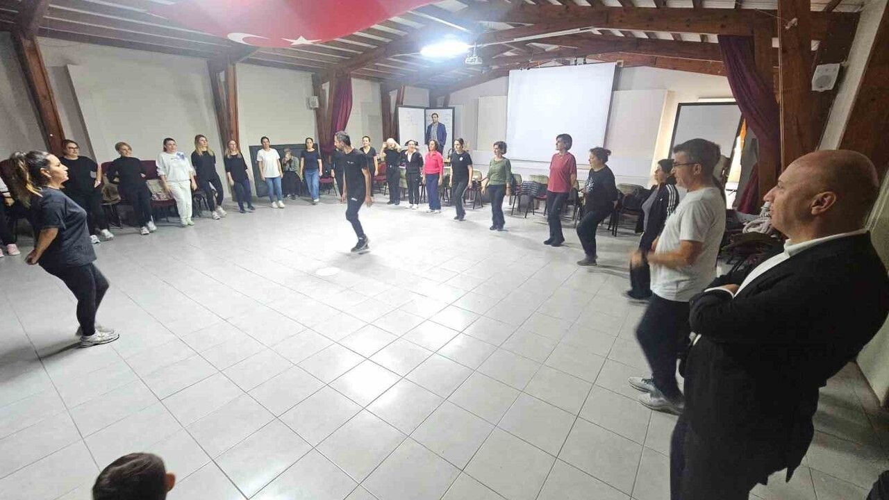 Ayvalık'ta Öğretmenlerden Halk Dansları Projesi