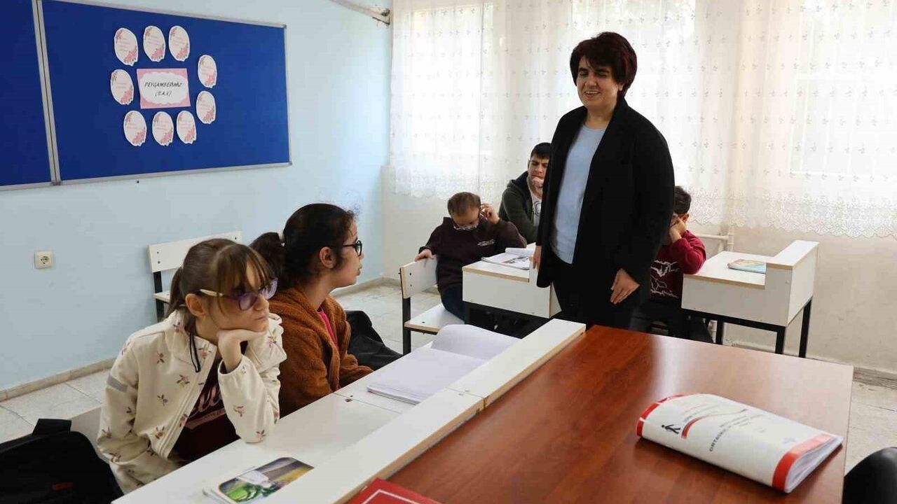 Azmin Zaferi: Göremeyen Öğretmenin Işığında 300 Öğrenci