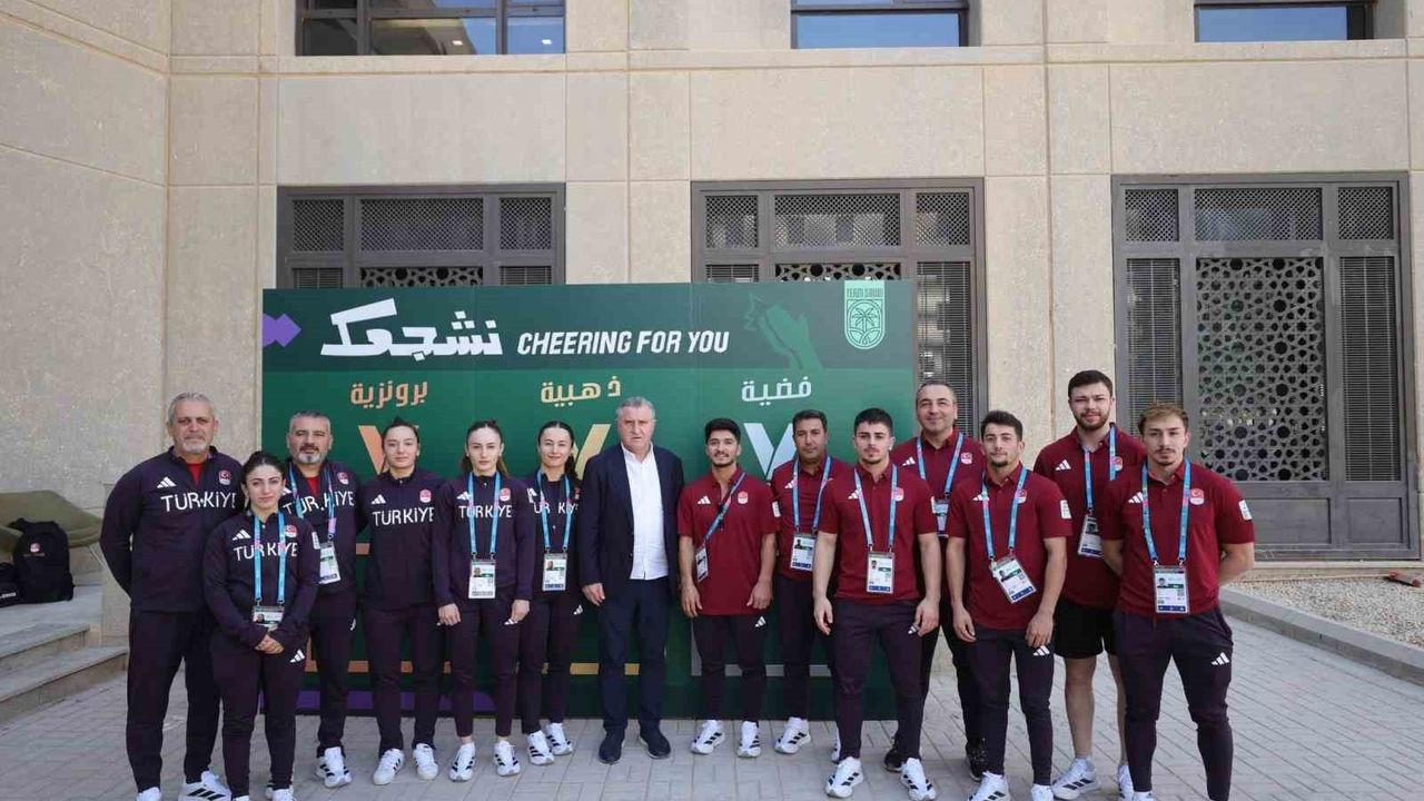 Bakan Bak, Suudi Arabistan'daki Milli Sporcuları Ziyaret Etti