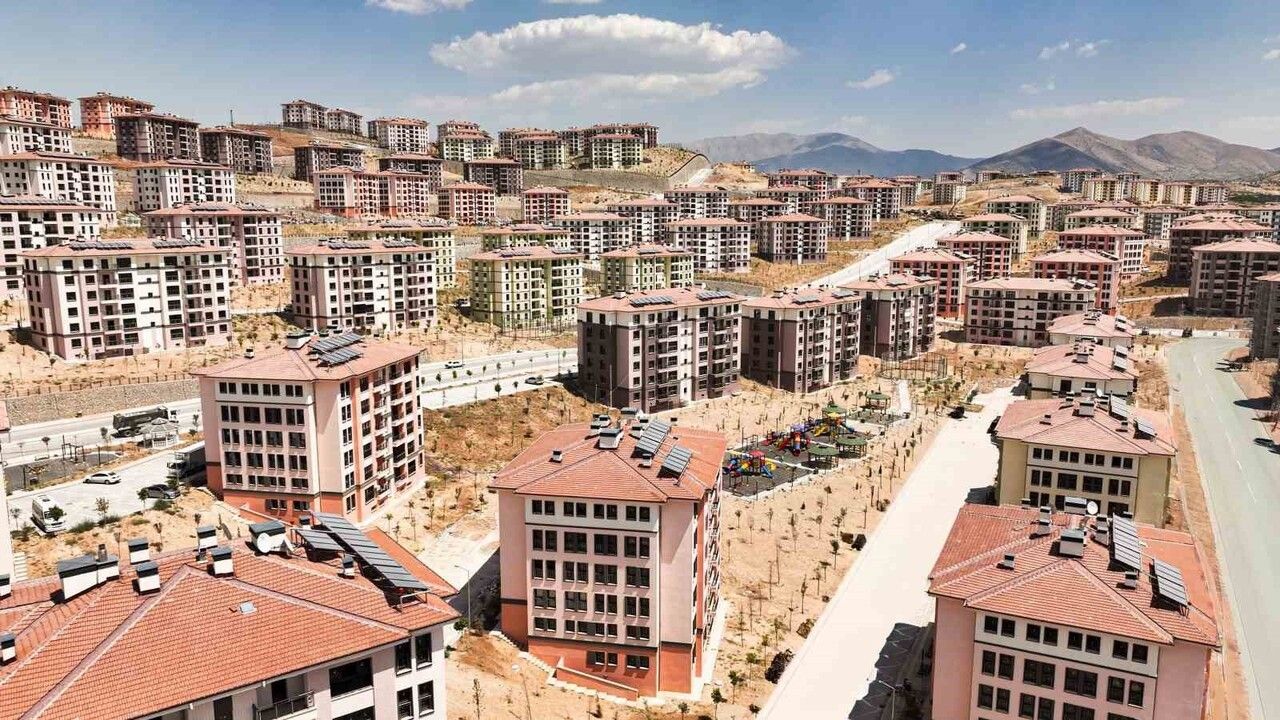 Bakan Kurum'dan Deprem Bölgesindeki Konut Teslimatları Hakkında Açıklama