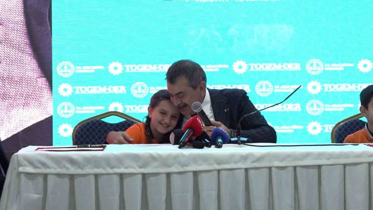 Bakan Tekin'den Minik Öğrenciye Destek