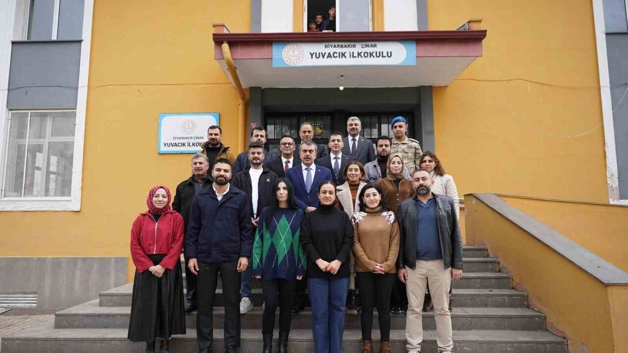Bakan Tekin Mardin Yolculuğunda Diyarbakır'daki Okulu Ziyaret Etti