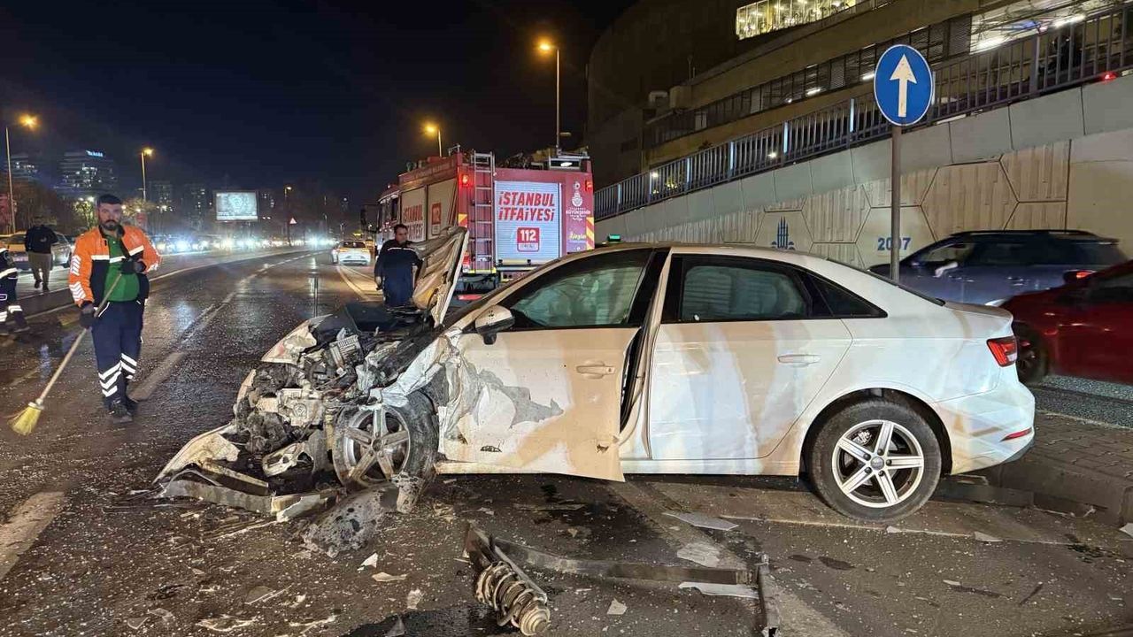 Bakırköy'de Kontrolden Çıkan Otomobil Kazası