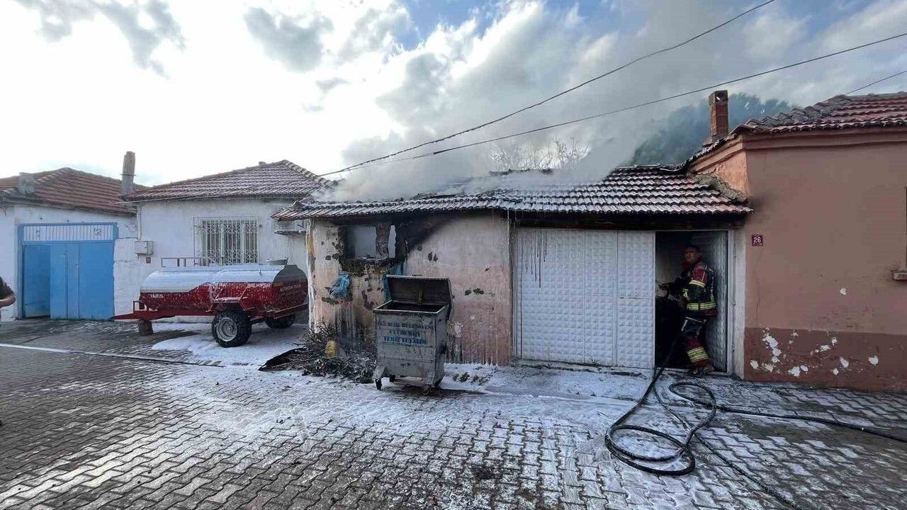 Balıkesir'de Depo Yangını Kontrol Altında