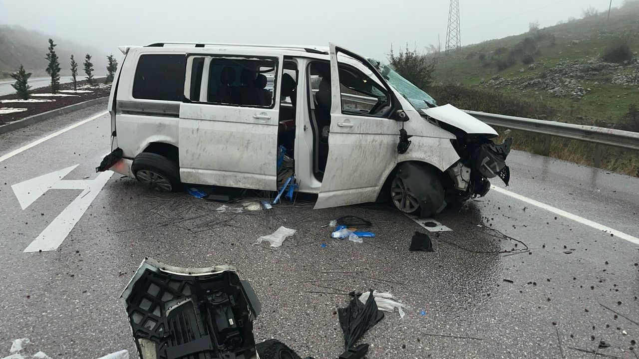 Balıkesir'de Trafik Kazası: 3 Yaralı