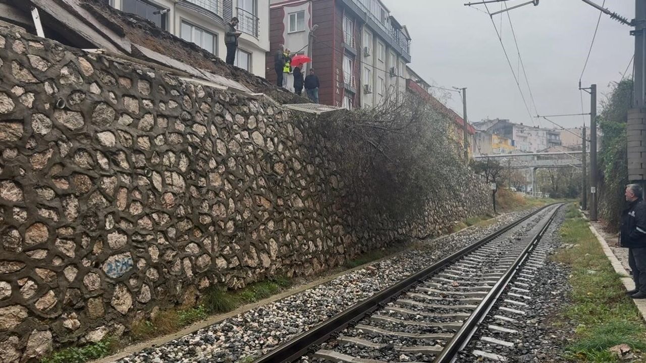 Bandırma'da Tren Yolu İstinad Duvarı Çöktü