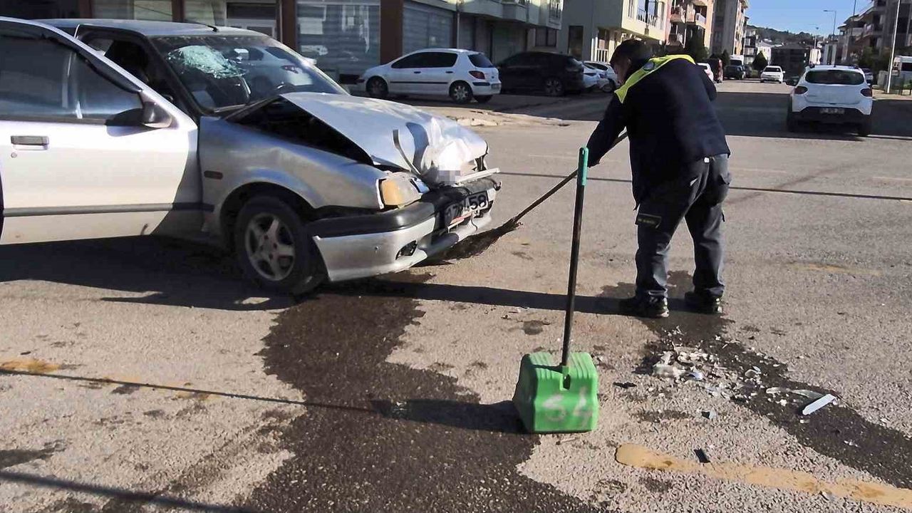 Bartın'da Kavşakta Feci Kaza: 3 Yaralı