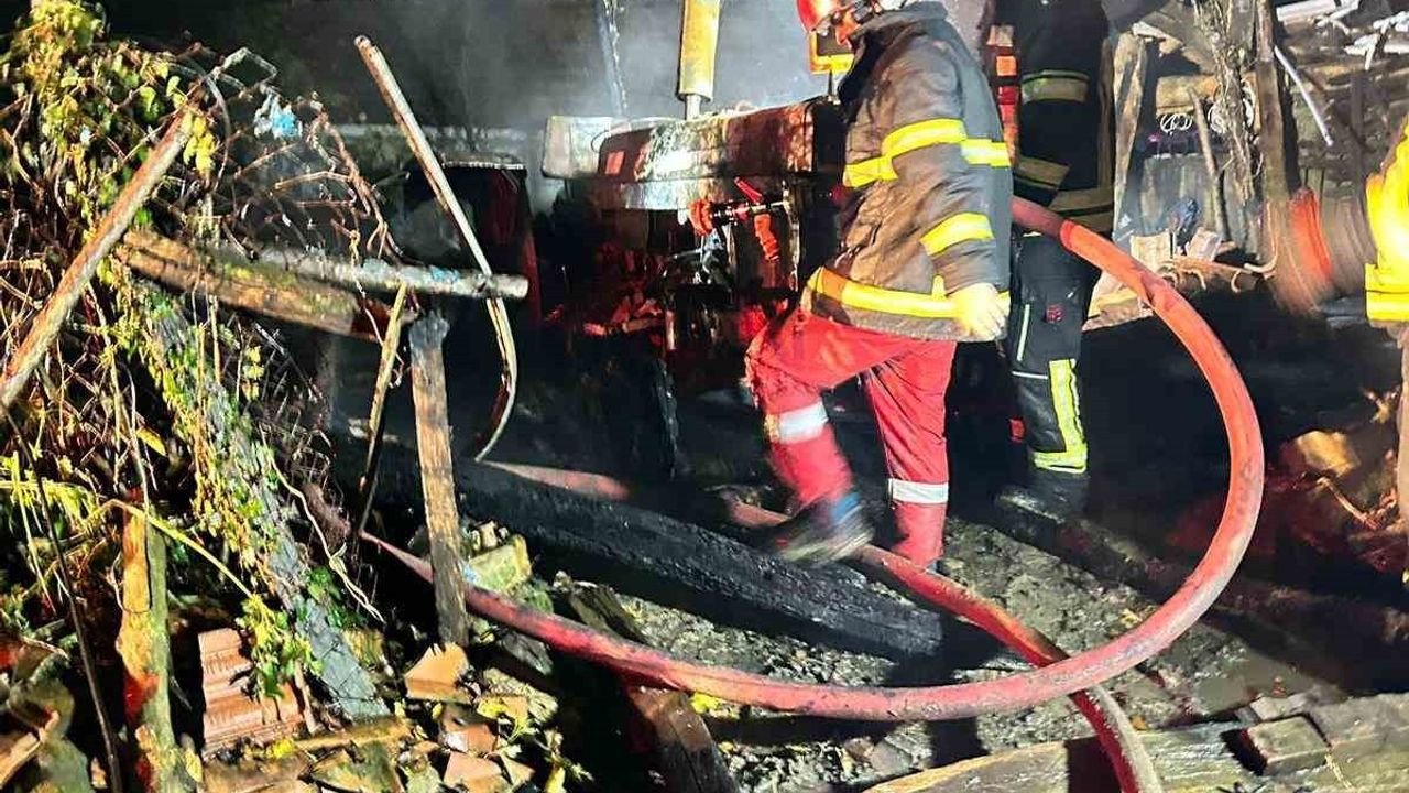 Bartın'da Yıldırım Düşmesi Sonucu İki Araç Alev Alev Yandı