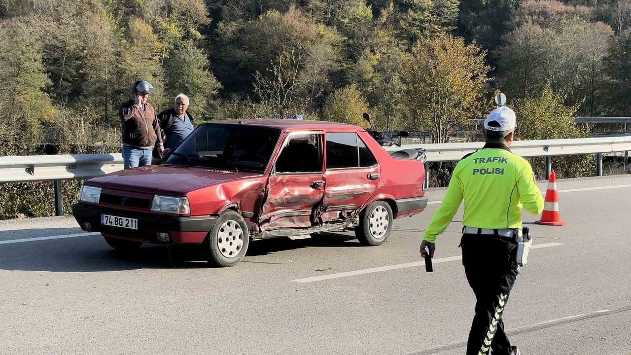 Bartın'da Yolcu Minibüsü ve Otomobil Çarpıştı: 2 Yaralı